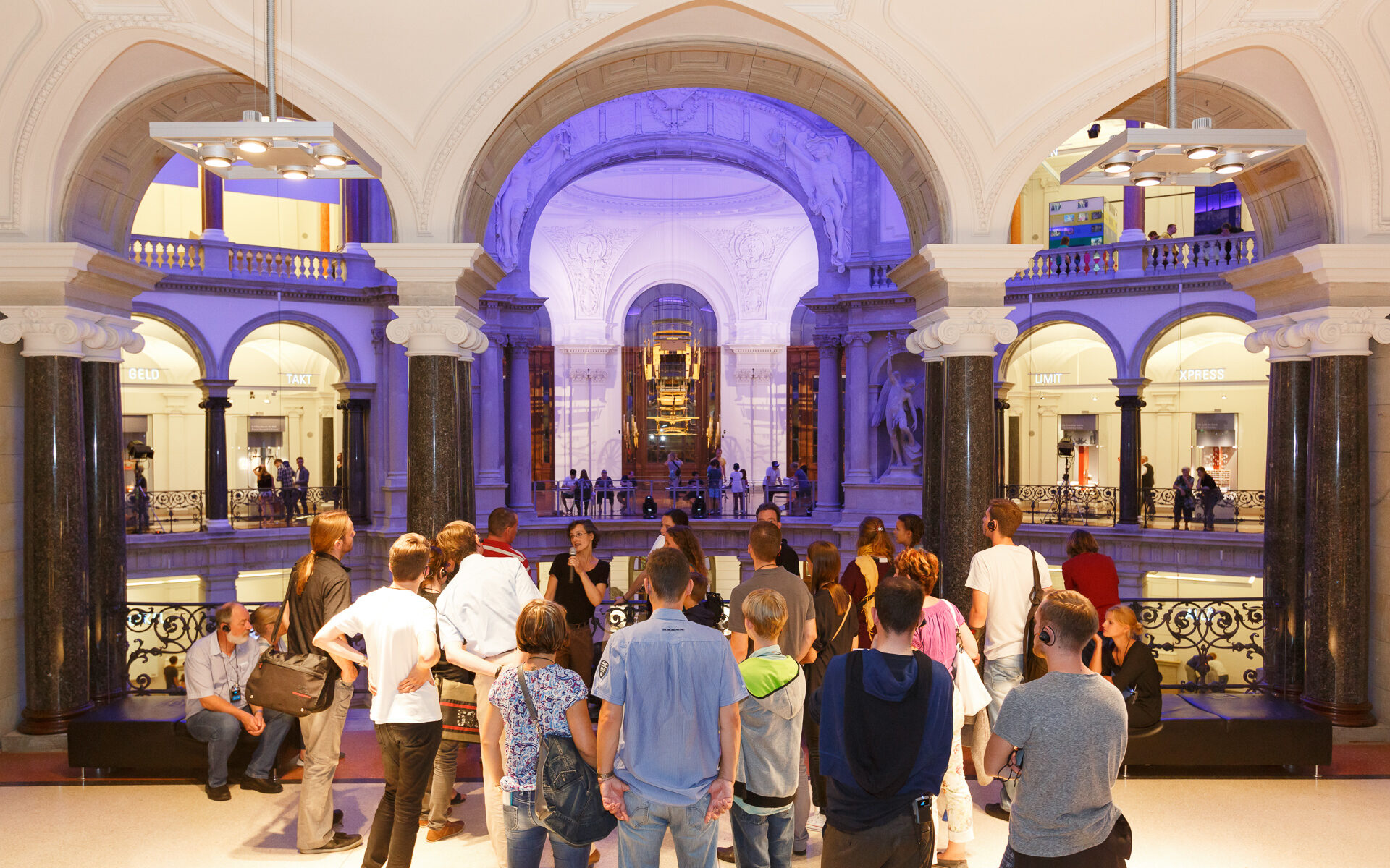 Besucher:innen die an einer Führung im Museum teilnehmen.