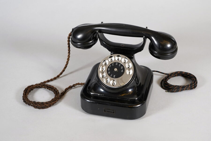 Ein schwarzes W28-Wählscheibentelefon aus den 1920er Jahren