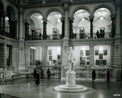 Lichthof des Reichspostmuseums mit dem Denkmal des Muesumsgründers Heinrich von Stephan und Luftfahrt-Abteilung, um 1938