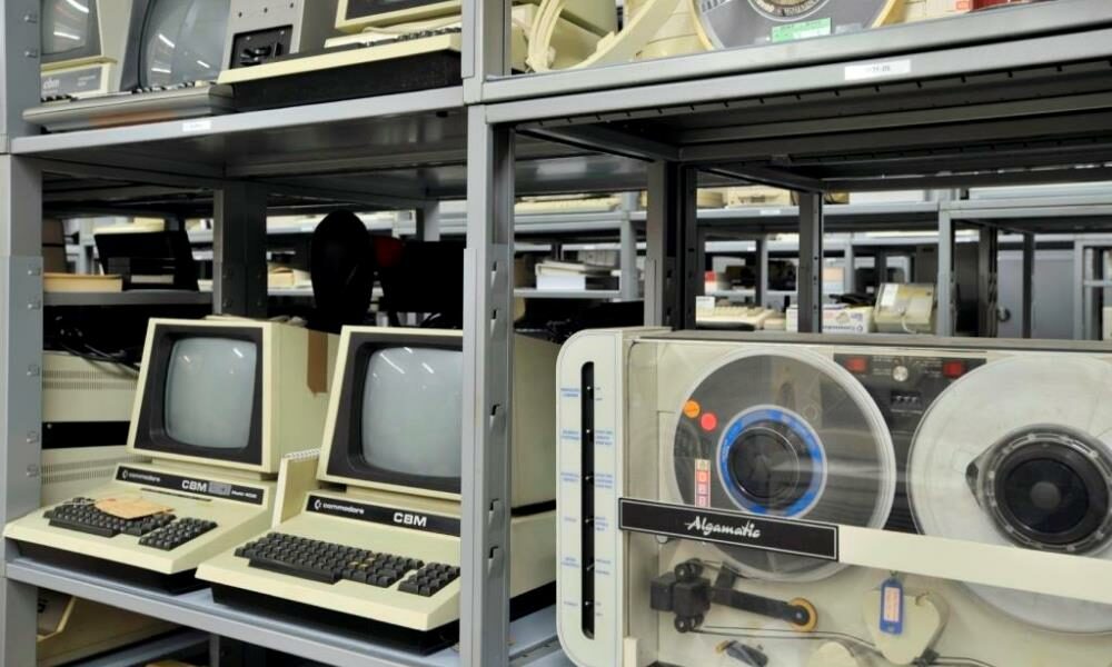 Alte Computer in der Sammlung