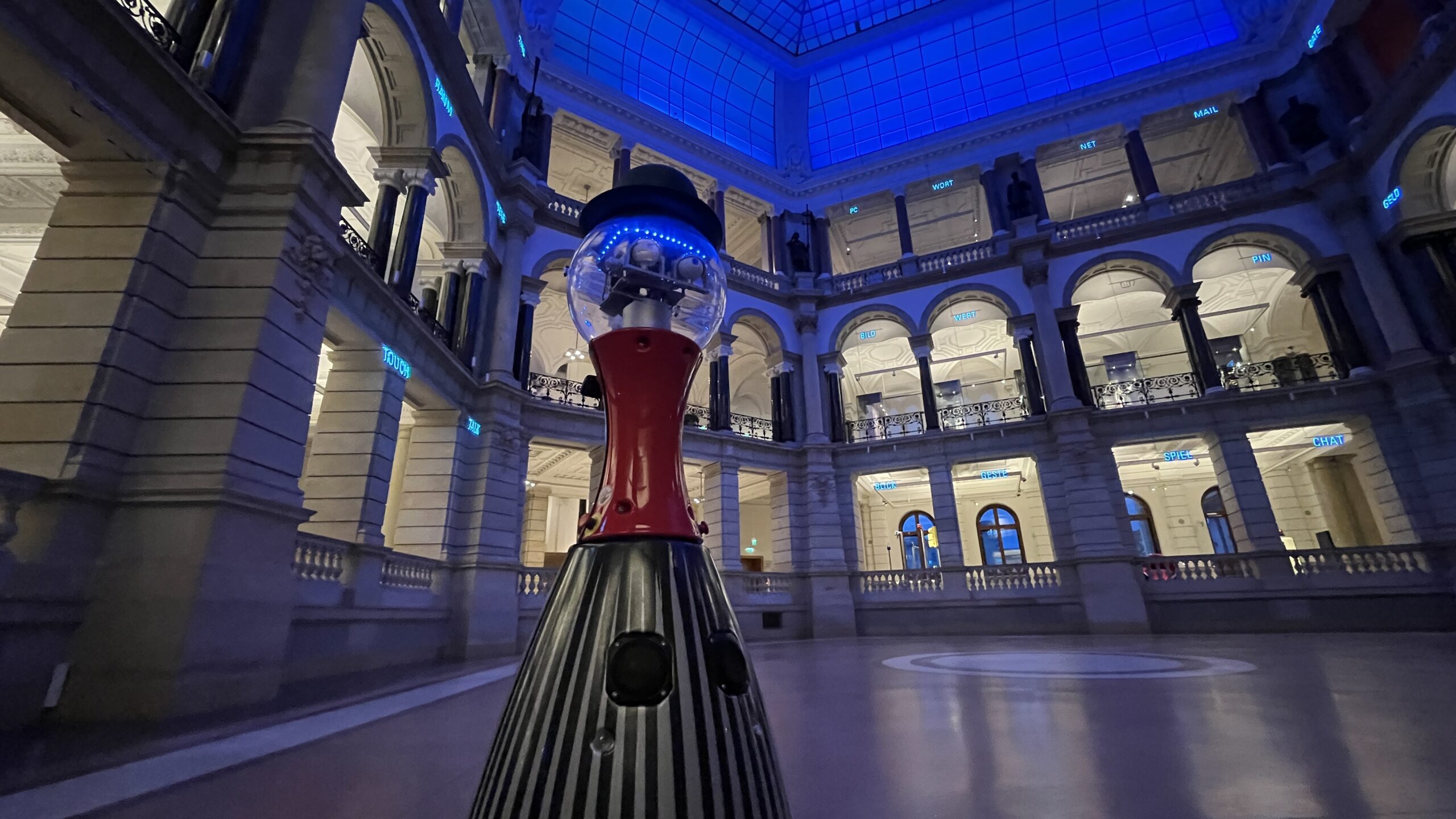 Museums-Roboter im abgedunkeltem Lichthof mit blauer Nachtbeleuchtung